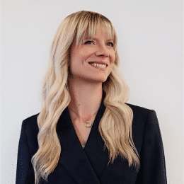 Portrait professionnel d’une femme souriante aux cheveux blonds / Professional portrait of a smiling blonde woman