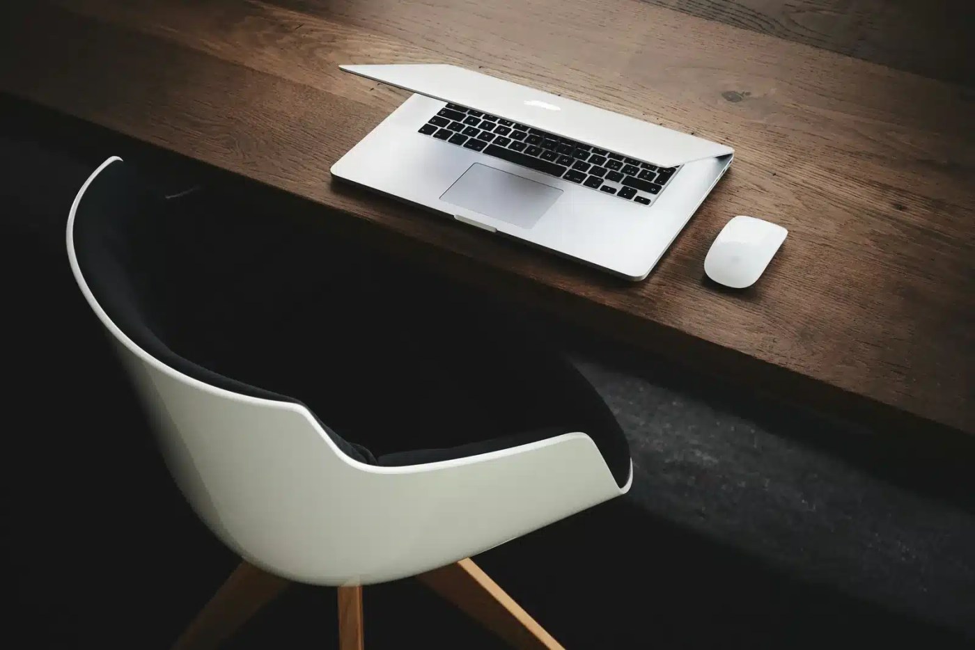 Poste de travail inoccupé avec un portable fermé et une chaise vide pendant l'absence prolongée d'un employé