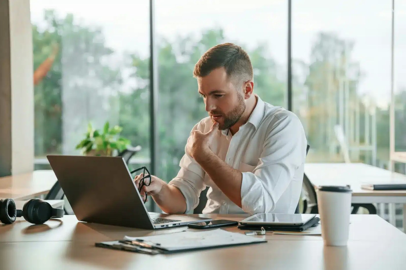 Gestionnaire pensif devant son portable qui révise les demandes de vacances et congés au Canada